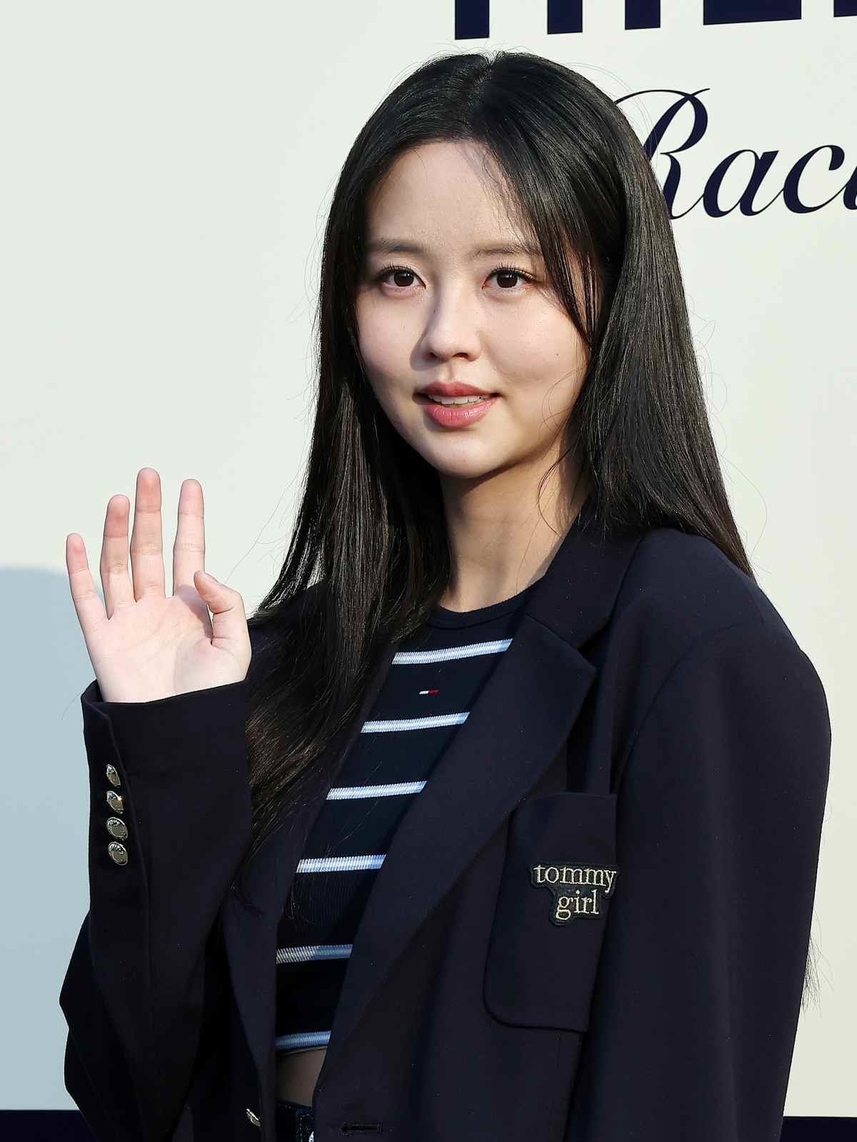 배우 김소현이 지난해 서울 강남구 코엑스에서 열린 더 힐피거 레이싱 클럽 포토월에 참석해 포즈를 취하고 있다. / 뉴스1