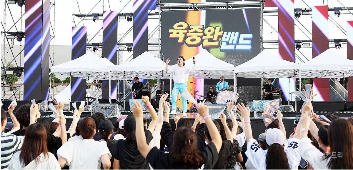 육중완 밴드가 제4회 강진하맥축제장에서 공연을 펼치고 있다. / 강진군