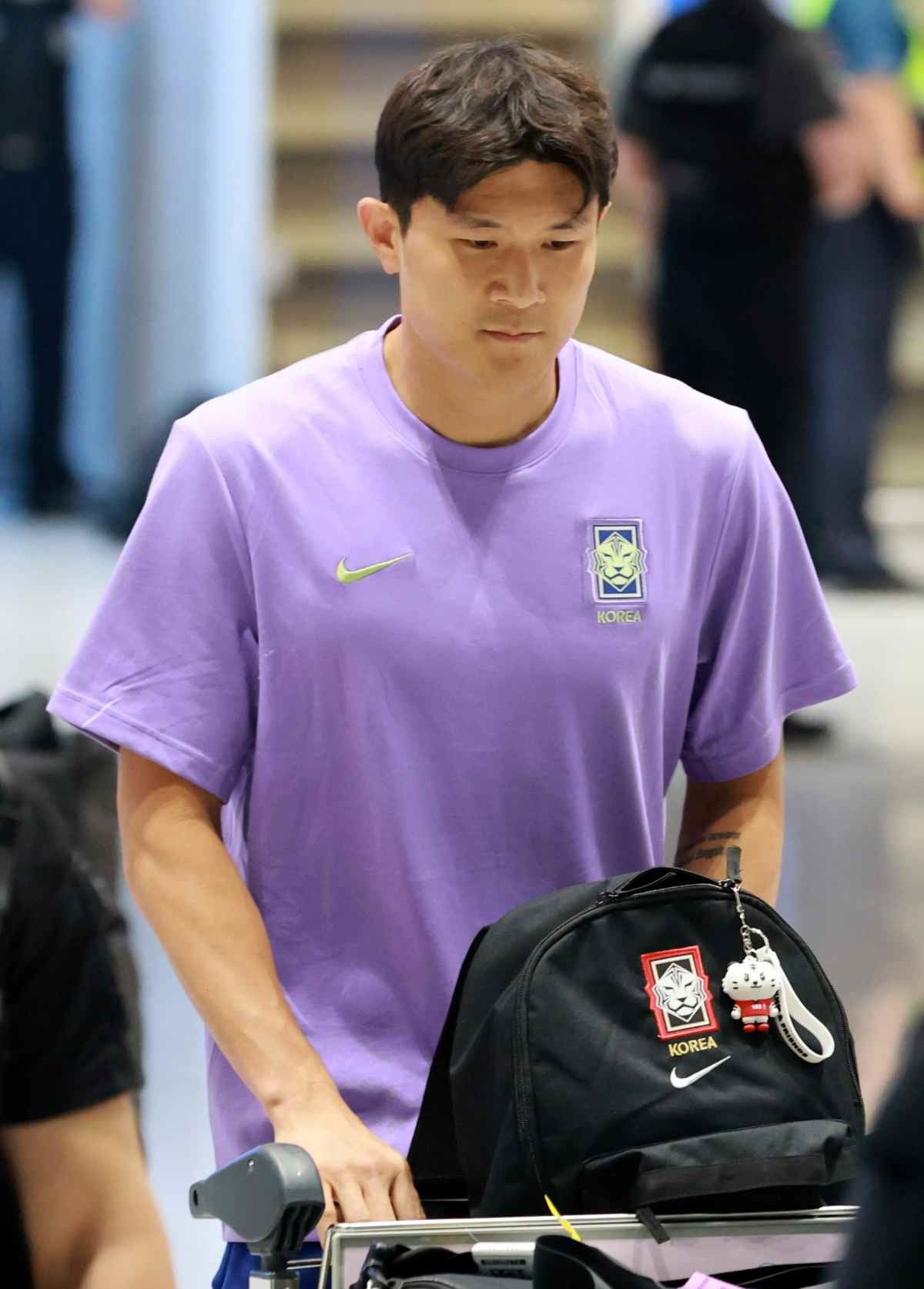 2026 북중미 월드컵 일정을 마친 축구 국가대표팀 김민재가 지난 6월 인천국제공항 2터미널을 통해 입국하고 있다. / 뉴스1
