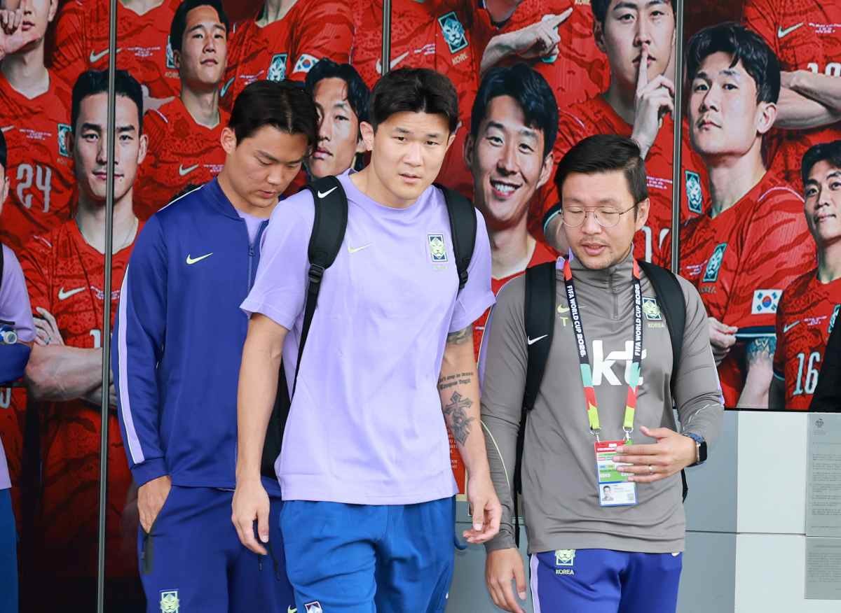 대한민국 축구국가대표팀 김민재, 오현규가 지난 6월 멕시코 할리스코 과달라하라에 위치한 대표팀 숙소를 나서고 있다. 홍명보 감독이 이끄는 한국 축구대표팀은 2026 국제축구연맹(FIFA) 북중미 월드컵을 최종 순위 34위로 마무리했다. / 뉴스1