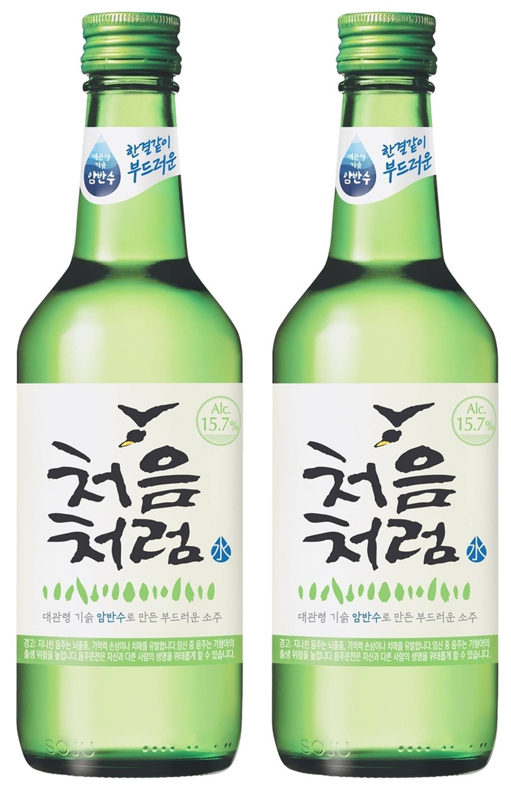 '처음처럼' 소주 모습. 기사 이해를 돕기 위한 자료 사진. 롯데칠성음료는 자사 대표 소주 브랜드 '처음처럼'의 알코올 도수를 16도에서 15.7도로 낮춘다고 최근 밝혔다.     새롭게 바뀐 '처음처럼'은 기존 제품 재고가 소진되는 대로 이르면 이달 중순부터 식당과 주점, 대형마트, 편의점 등에서 순차적으로 판매될 계획이다.          이와 관련해 롯데칠성음료 관계자는 연합뉴스에 ''처음처럼'의 본질적인 경쟁력인 부드러움을 강화하기 위해 알코올 도수를 조정했다'라며 '하반기에도 다양한 마케팅 활동을 통해 더욱 부드러워진 '처음처럼'을 알릴 계획'이라고 설명했다.       / 롯데칠성음료 제공