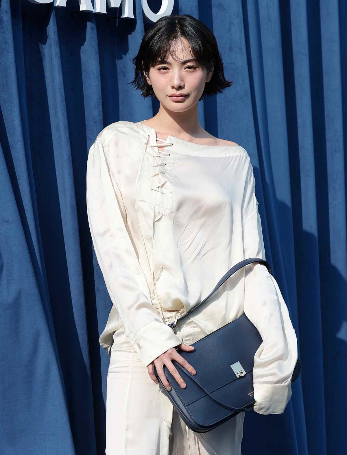 배우 나나가 지난달 서울 강남구 페라가모 플래그십 스토어에서 열린 이탈리아 브랜드 페라가모의 카라 백 출시 기념 행사에서 포즈를 취하고 있다. / 뉴스1