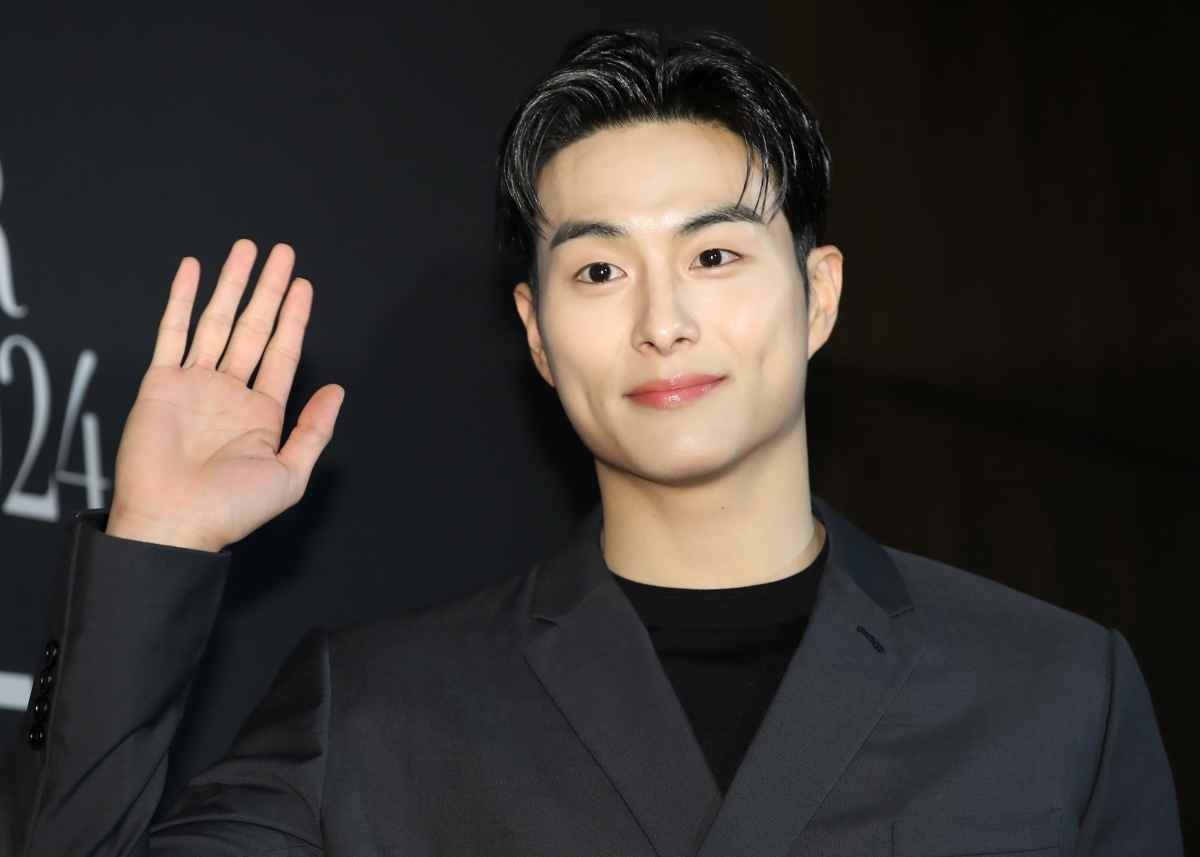 배우 정건주가 2024년 부산 해운대구 파라다이스호텔에서 열린 마리끌레르 ‘아시아 스타 어워즈 2024’에 참석해 포즈를 취하고 있다. / 뉴스1