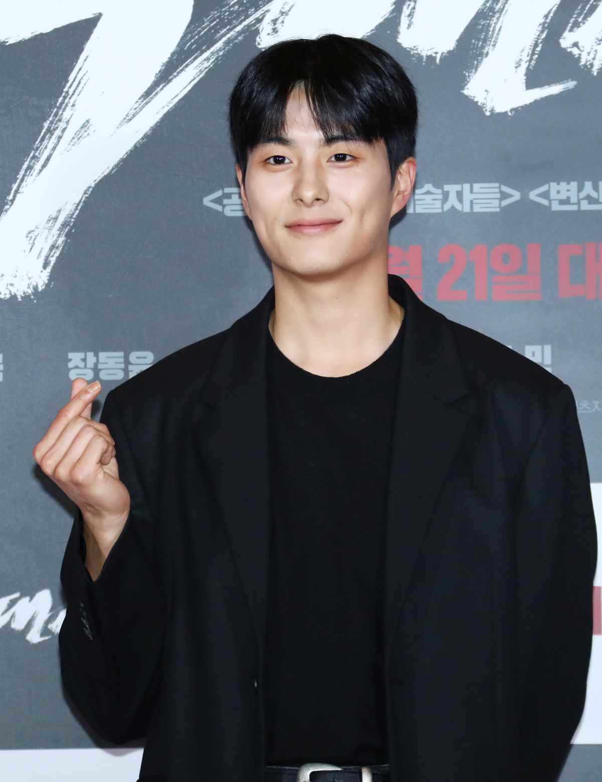 배우 정건주가 2022년 서울 CGV용산아이파크몰에서 열린 영화 '늑대사냥'(감독 김홍선) VIP 시사회에서 포즈를 취하고 있다. / 뉴스1