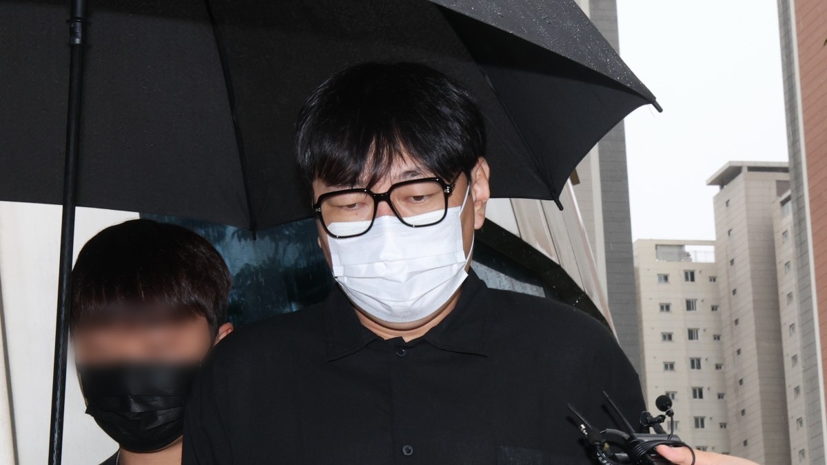 개그맨 이진호가 1일 경기 여주시 수원지방법원 여주지원에서 열린 음주운전 및 불법도박 혐의 사건 선고 공판에 출석하고 있다. / 뉴스1