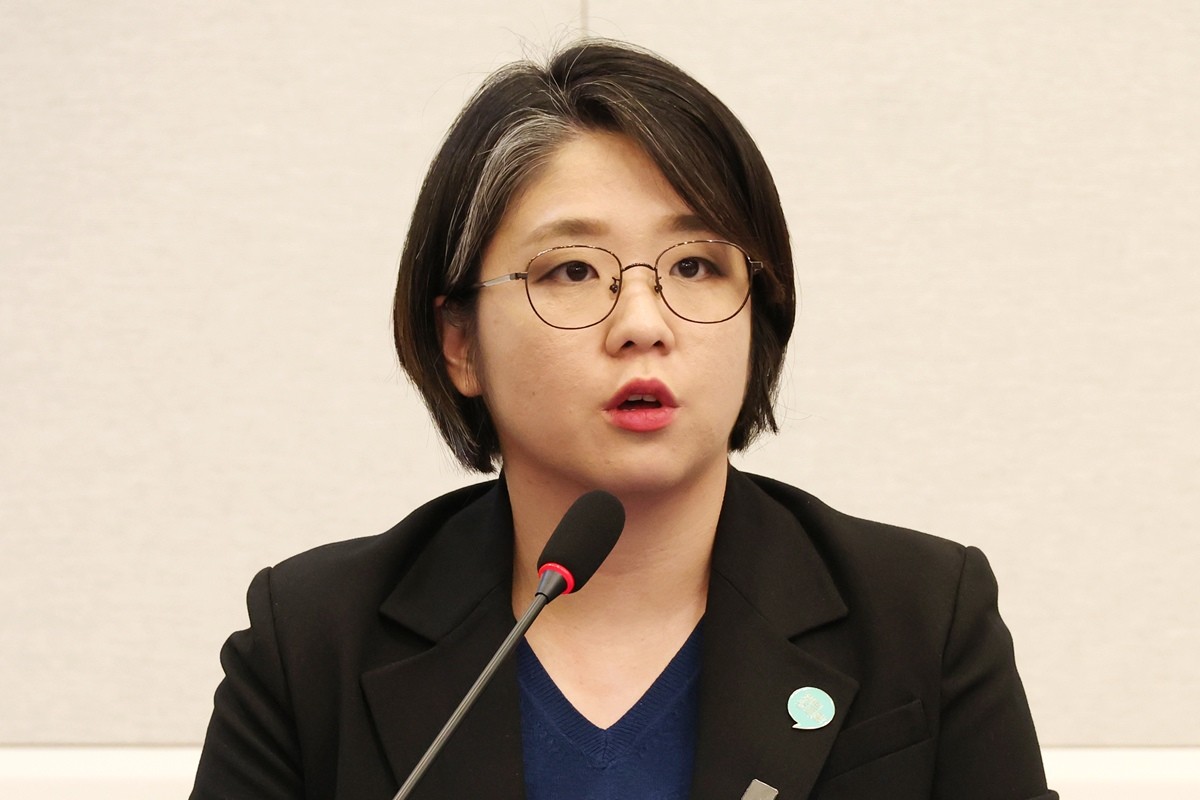 용혜인 기본소득당 대표가 서울 여의도 국회에서 열린 야5당 대표 비상시국 공동대응을 위한 원탁회의에서 발언하고 있다. 기사 이해를 돕기 위한 자료 사진. 용혜인 성평등가족부 장관 후보자는 '30대 워킹맘으로서 국정을 함께 책임지는 야당의 일원으로서 어느 때보다 막중한 소임 의식과 책임감을 느낀다'라고 강조했다. 그러면서 '국민이 모두 공감하고 체감하는 실질적 변화를 끌어내고 더욱 따뜻하고 행복한 일상을 만들어내기 위해 전심전력을 다하겠다. 성실하고 겸손한 자세로 국회 인사청문회에 임하겠다'라고 덧붙였다. / 뉴스1