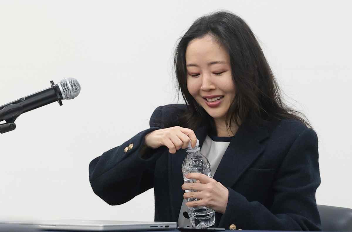 민희진 오케이 레코즈 대표(전 어도어 대표)가 지난 2월 서울 종로구 모처에서 열린 기자회견에 참석해 물 뚜껑을 따고 있다. / 뉴스1