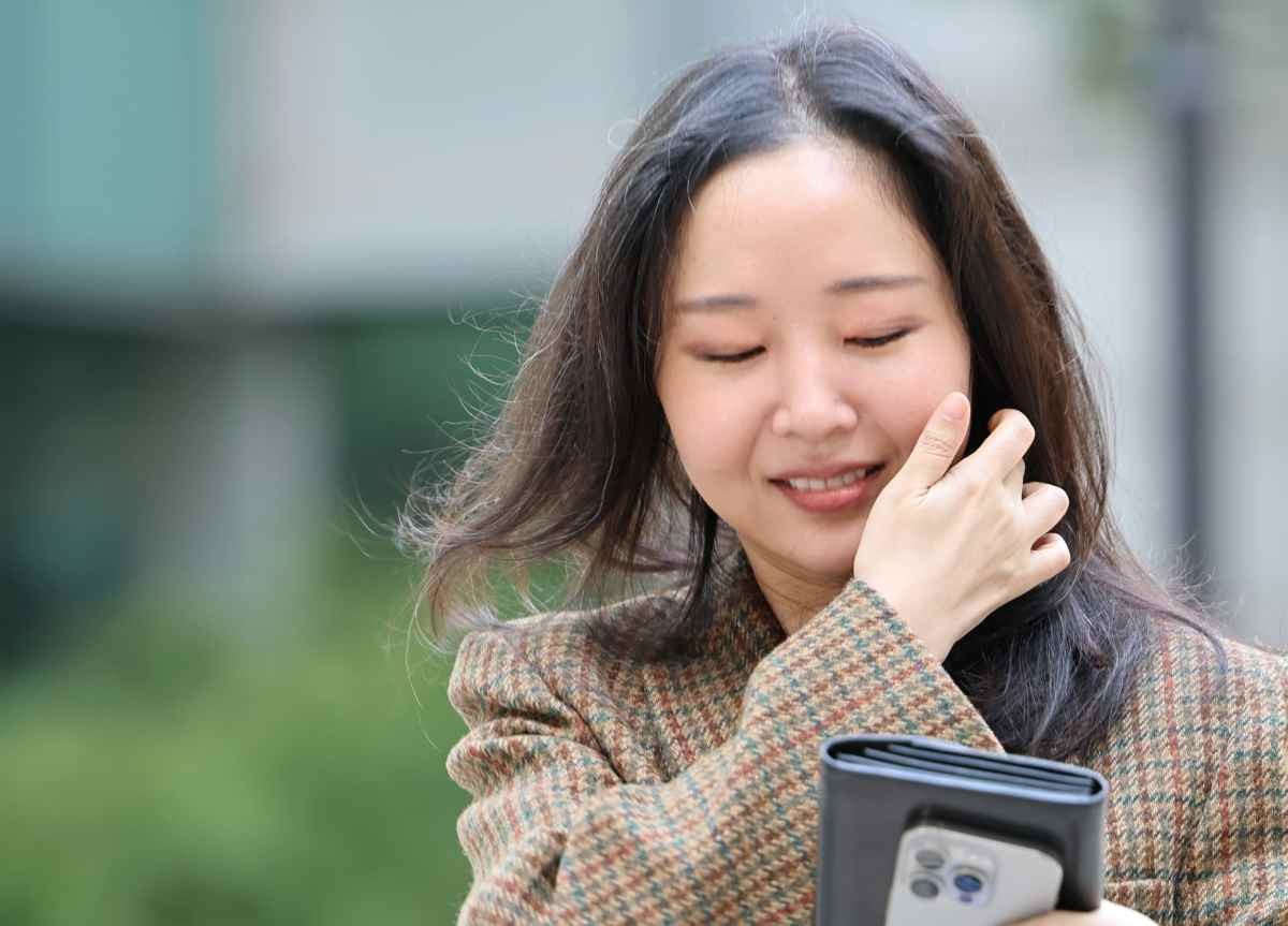 민희진 전 어도어 대표가 지난해 서울 서초구 서울중앙지방법원에서 열린 하이브와의 풋옵션 행사 관련 주식매매대금 청구 소송 2차 변론기일에 출석하고 있다. / 뉴스1
