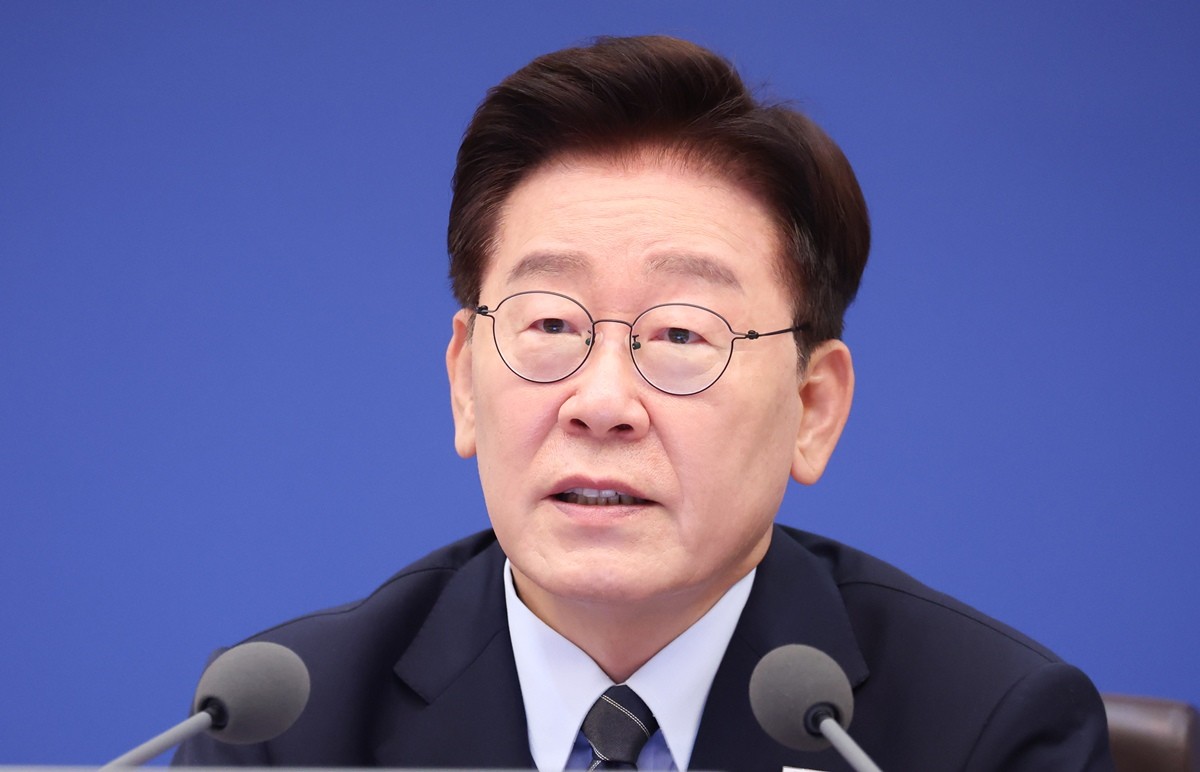 이재명 대통령 자료 사진. 이재명 대통령이 경찰 개혁 문제와 관련해 '우물물을 흐리는 아주 소수의 미꾸라지 같은 존재가 있는데 그 몇몇 때문에 성실한 대부분 경찰의 명예가 손상되고 자긍심이 훼손되는 것 같아 안타깝다'라고 말했다. 이재명 대통령은 1일 청와대에서 주재한 국무회의에서 '대다수의 선량한 경찰은 (직무에) 최선을 다하고 있다'라며 이렇게 밝혔다. 이어 '다 문제가 있고 무책임해 보여도 이는 소수이고 압도적인 다수는 제 자리에서 역할을 충실히 하고 있다'라며 '사실 경찰은 실제 하는 업무에 비해 인력도 매우 부족한 편이다. (현장에서 나오는 잘못은) 업무량 과중이 주된 원인이기도 하다'라고 언급하기도 했다. / 뉴스1