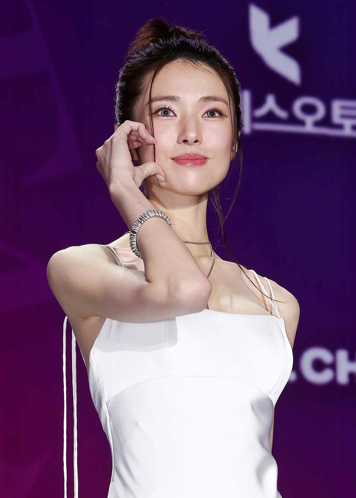 배우 하영이 지난해 서울 동대문디자인플라자(DDP)에서 열린 '2025 서울콘 에이판 스타 어워즈'(2025 SEOULCON APAN STAR AWARDS)에 참석해 포즈를 취하고 있다 / 뉴스1