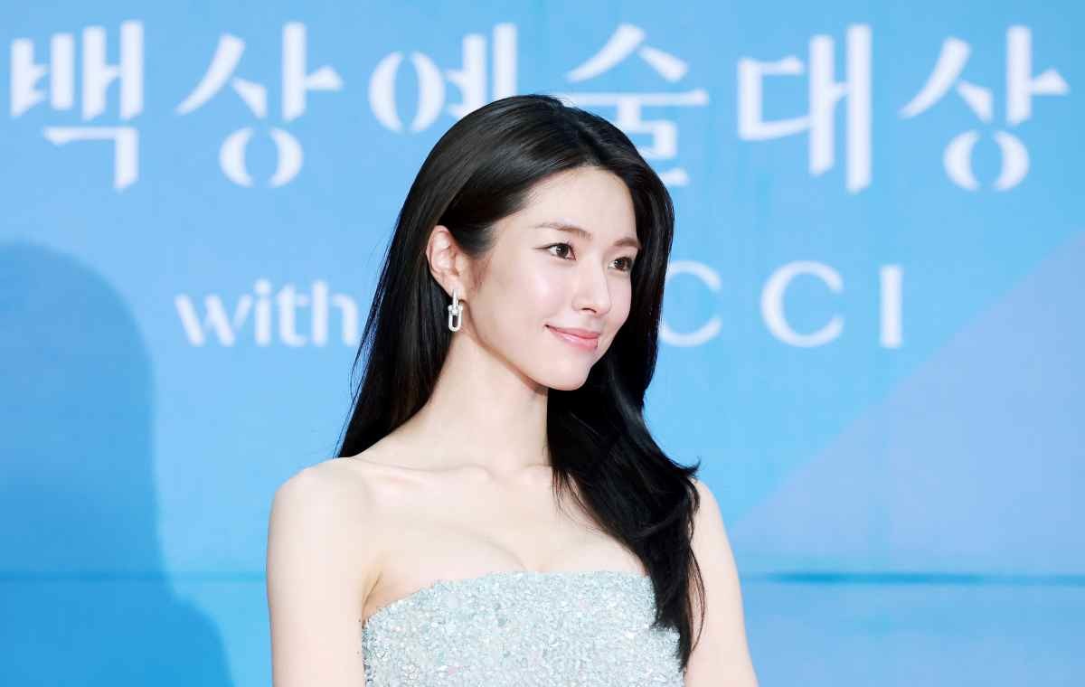 배우 하영이 지난해 서울 강남구 코엑스에서 열린 '61회 백상예술대상' 레드카펫에서 포즈를 취하고 있다 / 뉴스1