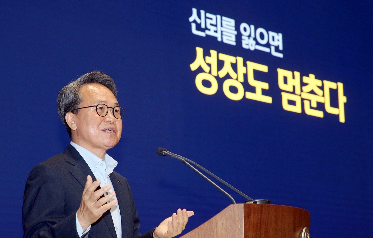 이날 창립기념식에서 진옥동 신한금융그룹 회장이 강연하는 모습    / 신한금융 제공
