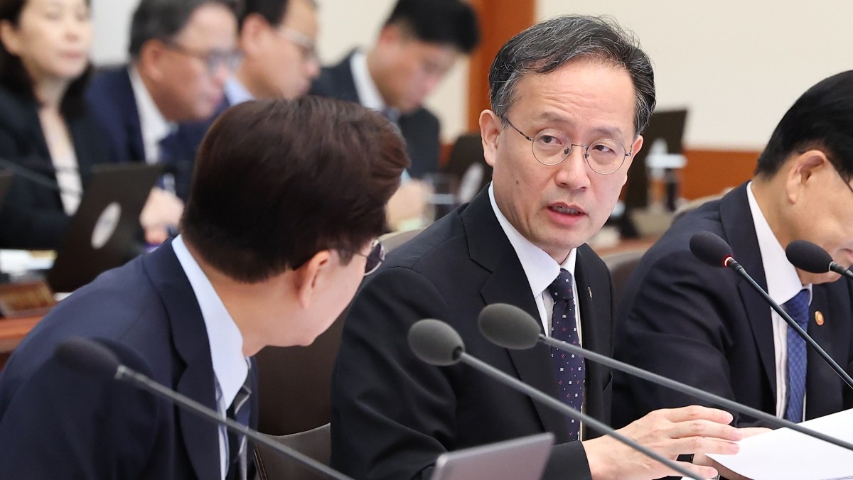 이재명 대통령과 부총리 겸 재정경제부 장관 후보자인 이형일 재경부 1차관이 1일 청와대에서 열린 국무회의에서 대화하고 있다. / 뉴스1