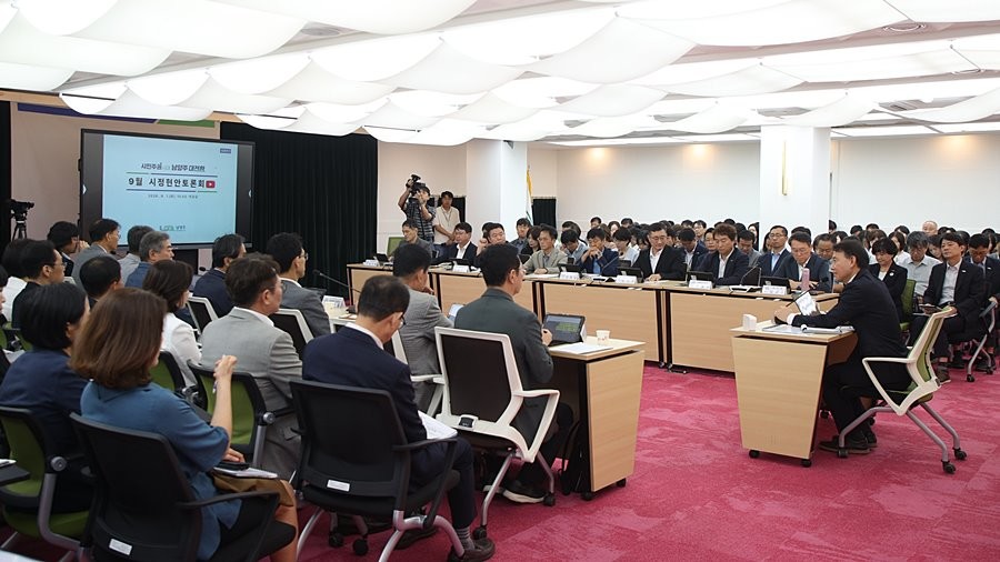 1일 시청 여유당에서 열린 9월 시정현안토론회에서 참석자들이 ‘남양주형 기본사회’ 정책모델의 발전 방향과 실행전략을 논의하고 있다