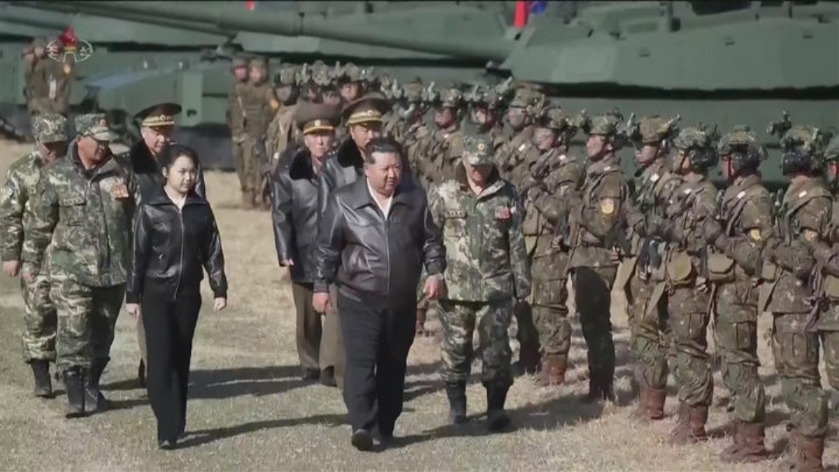 김정은 북한 국무위원장과 딸 김주애가 지난 19일 조선인민군 수도방어군단 직속 평양 제60훈련기지를 방문해 신형 전차를 동원한 전술훈련을 참관하고 있다. / 조선중앙TV
