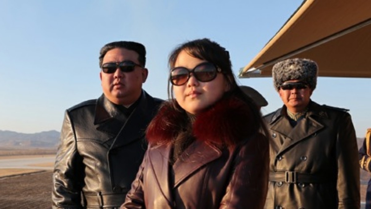 김정은 북한 국무위원장과 딸 김주애가 공군 비행사들의 시위비행을 참관하고 있다. 김주애는 선글라스를 착용한 채 김 위원장과 함께 행사에 참석했다. /노동신문·뉴스1
