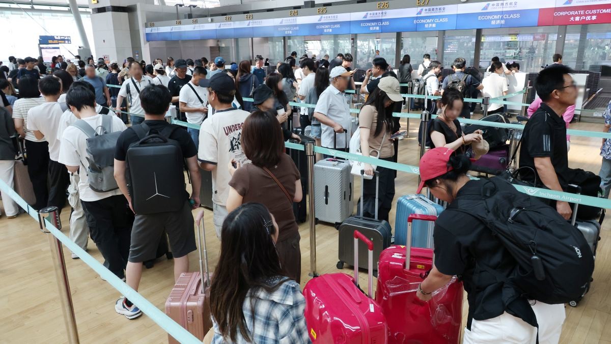 16일 인천국제공항 출국장에서 여행객들이 체크인 줄을 서 있다. / 연합뉴스