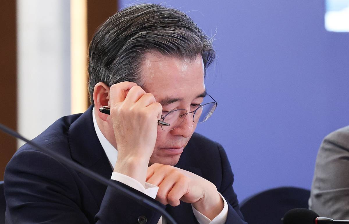 김용범 청와대 정책실장이 사임했다. 지난해 6월 정부 출범 직후 임명된 뒤 약 1년 3개월 만이다. 강유정 청와대 수석대변인은 1일 오전 춘추관 브리핑을 통해 '김 정책실장이 전날(31일) 사의를 표명했다'며 '이에 이재명 대통령은 오늘 1일 사표를 수리했다'고 밝혔다. 김 정책실장은 단일 종목 레버리지 상장지수펀드(ETF) 논란 등으로 국민의힘 등 야당으로부터 사퇴 요구를 받아왔다. 사진은 지난 6월 13일 호텔현대 바이 라한 울산에서 열린 K-조선 미래비전 간담회에 참석 모습 / 뉴스1