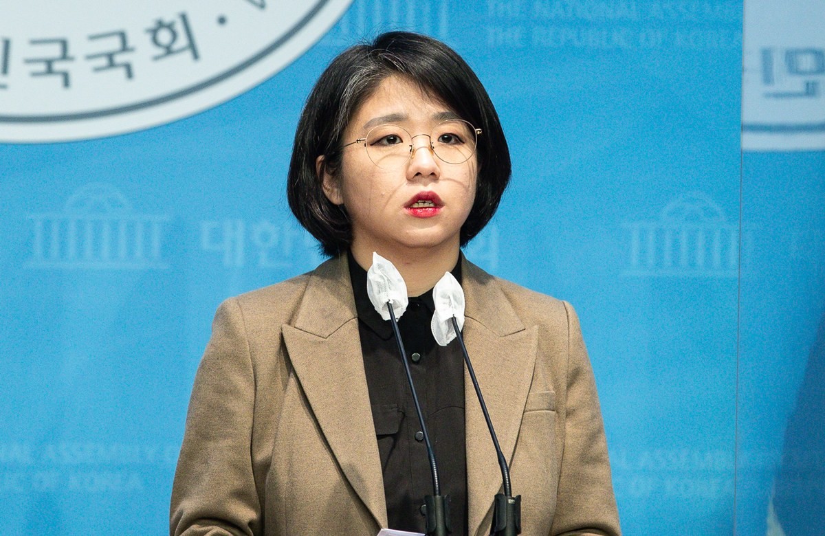 용혜인 성평등가족부 장관 후보자 자료 사진. 청와대가 용혜인 성평등가족부 장관 후보자의 비례대표직 유지 논란과 관련해 국회 인사청문회를 통해 소명 기회가 주어져야 한다는 입장을 밝혔다. 청와대 관계자는 1일 출입기자들과 만난 자리에서 이렇게 밝혔다. 청와대 관계자는 '청와대는 용혜인 후보자의 비례대표직 유지를 용인하는 것인가?'라는 질문에 '장관 지명자 관련해선 인사 청문 과정을 통해 지금 세간에 제기되고 있는 여러 질문과 의구심에 대해서는 소명할 기회가 있어야 한다'라고 답했다. / 뉴스1