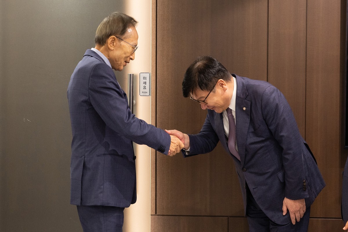 정점식 국민의힘 원내대표가 지난달 31일 서울 서초구 영포빌딩에서 이명박 전 대통령을 예방하고 있다. 이명박 전 대통령은 이재명 대통령이 단행한 2차 개각과 관련해 전체적으로 실망했다고 언급한 것으로 전해졌다. 특히 이 대통령이 김승원 법무부 장관 후보자를 발탁한 데 대해 '굉장히 속이 다 들여다보이는 것 아니냐. 끝까지 막아내야 한다'라는 취지로 강조했다고 정점식 국민의힘 원내대표가 전했다. 그러면서 '결국은 공소 취소 특검과 관련된 말씀이라고 이해했다'라고 부연했다. / 뉴스1