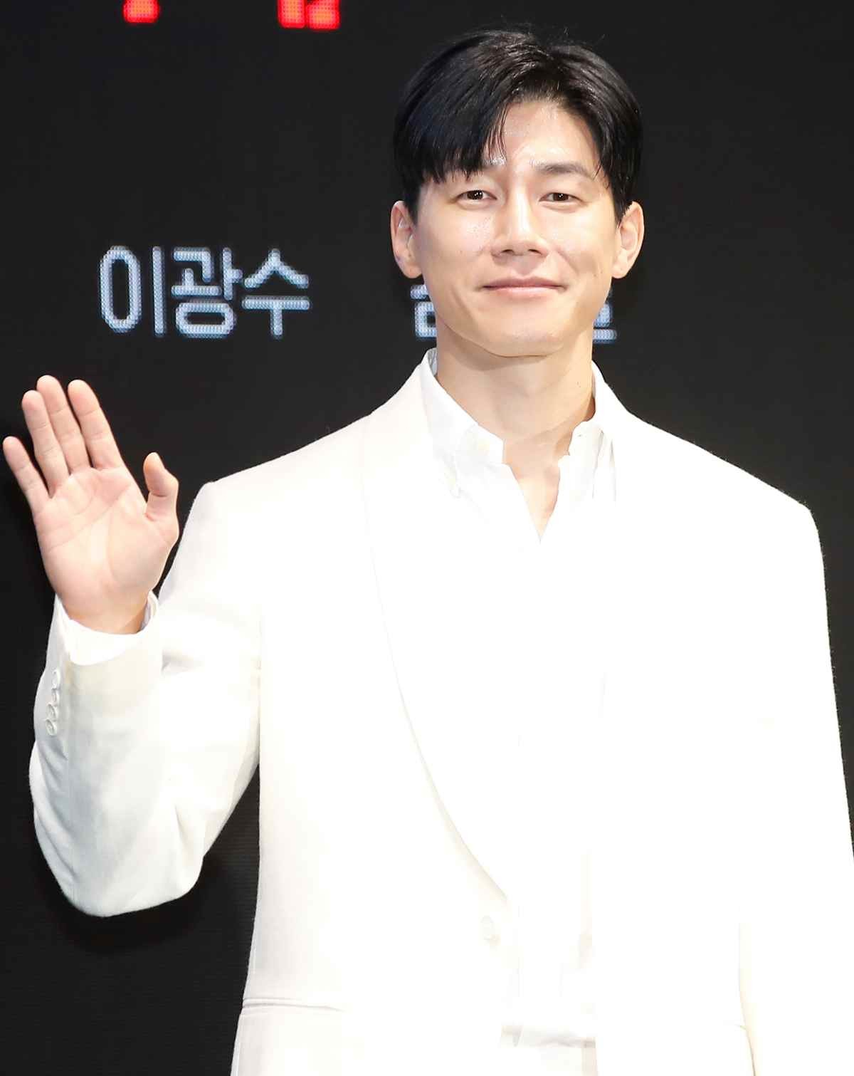 배우 김무열이 2024년 서울 종로구 JW 메리어트 동대문 스퀘어 서울에서 열린 넷플릭스 시리즈 '스위트홈' 시즌3 제작발표회에서 포즈를 취하고 있다. / 뉴스1