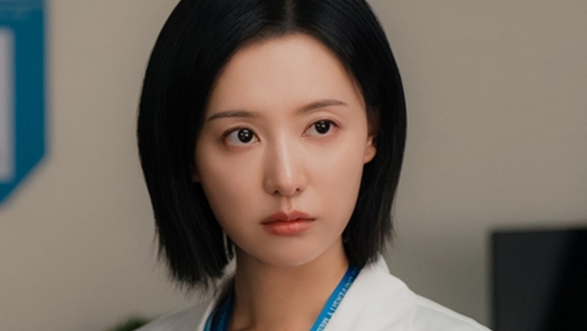 “닥터X” 김지원 첫 스틸 공개, 반응 심상찮다…검은 코트 다크히어로 변신 예고