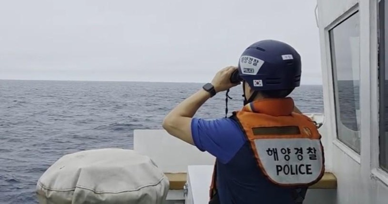 [속보] 부산 앞바다서 8명 탄 예인선 전복...2명 구조, 1명은 의식 없어 