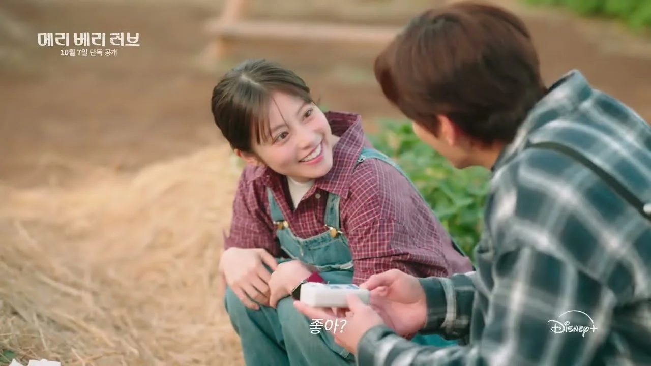딸기밭에서 만난 두 사람, 국경 초월 새콤달콤 로맨스 / 드라마 '메리 베리 러브' 예고편 화면 (영상=디즈니 플러스 코리아)