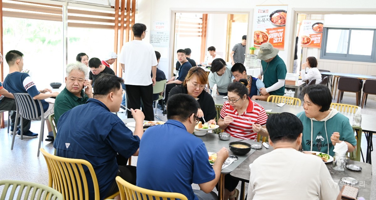 전남광주통합특별시 북구에 위치한 한백년식당(대표 최선희)이 1일 증증장애인 50여분을 초청,점심을 대접했다. / 노해섭 기자