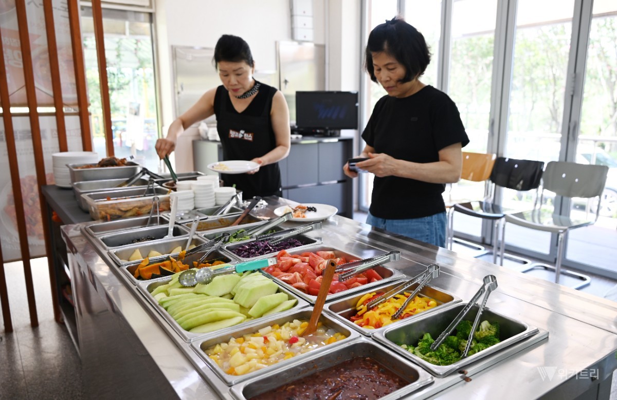 전남광주통합특별시 북구에 위치한 한백년식당(대표 최선희)이 1일 증증장애인 50여분을 초청,점심을 대접했다. / 노해섭 기자