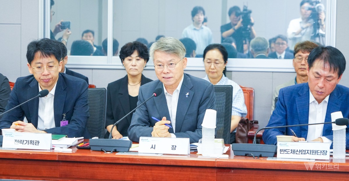 민형배 전남광주통합특별시장이 1일 오전 서울 국회의원회관에서 열린 ‘더불어민주당 전남광주통합특별시당-통합특별시 당정협의회’에 참석해 지역현안을 논의 하고 있다./전남광주통합특별시