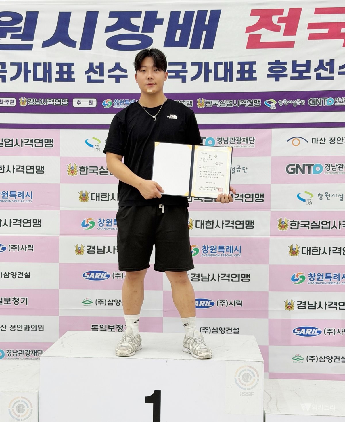 박성준은 남자 대학부 속사권총 개인전에서 흔들림 없는 강인한 집중력과 정교한 사격 기술을 선보이며 쟁쟁한 경쟁자들을 모두 물리치고 당당히 1위 시상대 가장 높은 곳에 올랐다. / 남부대