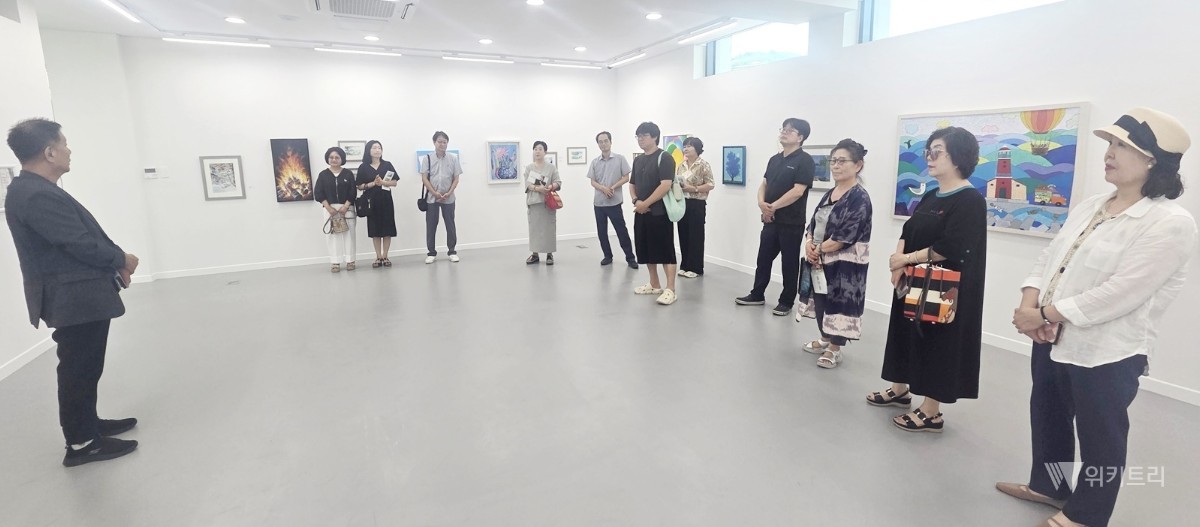 남평갤러리 전시실에서 작품에 대한 설명을 듣고 있는 관람객들./나주시