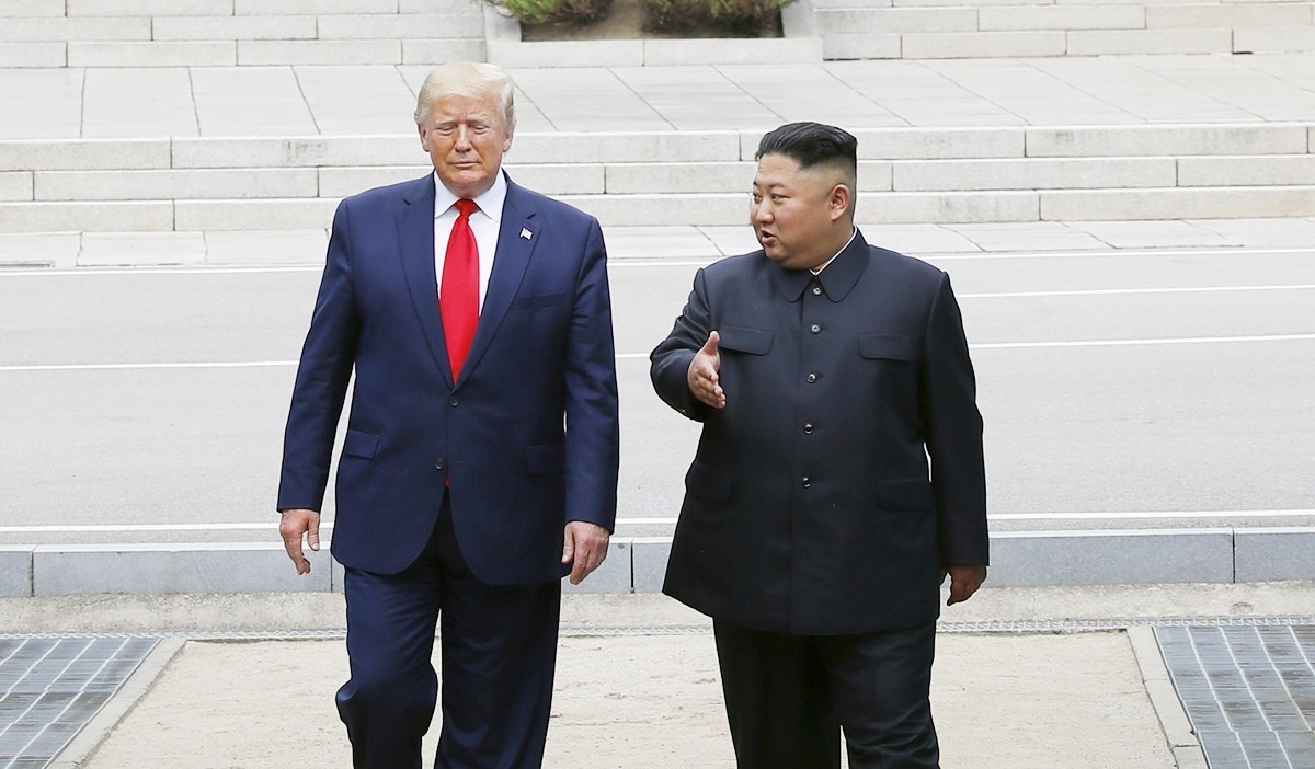 트럼프 미국 대통령과 김정은 북한 국무위원장 자료 사진. 백악관이 북한과의 전제조건 없는 대화에 열려있다는 입장을 재확인했다고 연합뉴스가 전했다. 백악관은 지난해부터 미국의 대북 정책에 변함이 없고 트럼프 대통령이 전제조건 없는 김정은 북한 국무위원장과의 대화에 열려있다는 입장을 거듭 밝히며 북한에 유화 메시지를 보냈다. 백악관 당국자는 1일(현지 시각) 북미 정상회담을 위한 준비가 진행되고 있느냐는 매체 질의에 '미국의 대북 정책은 변하지 않았다'라며 '도널드 트럼프 대통령은 어떤 전제조건 없이 김정은과 대화하는 데 여전히 열려 있다'라고 답했다. / 연합뉴스