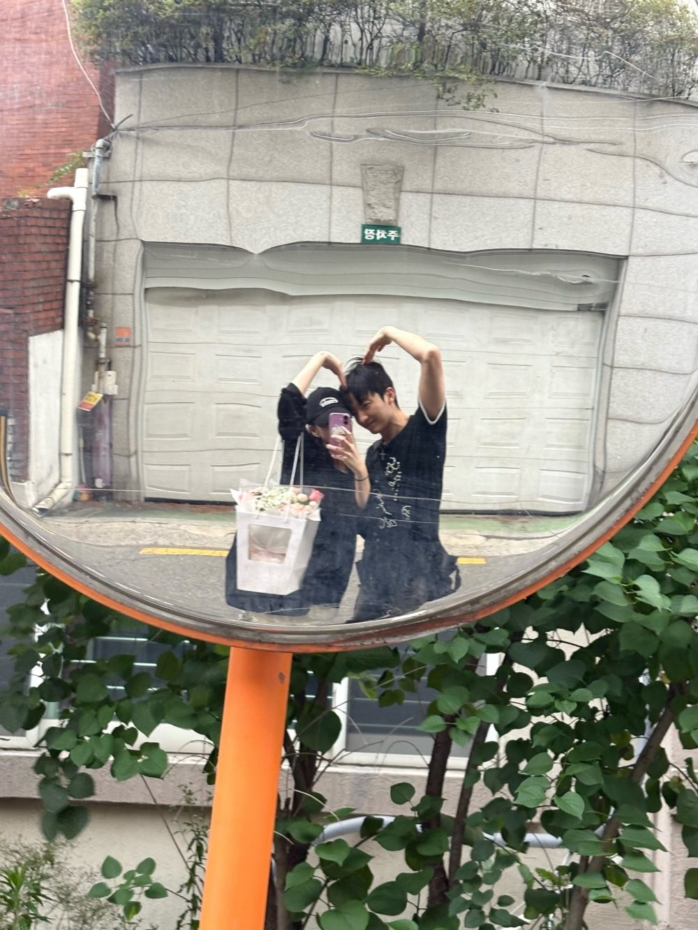 지예은과 바타의 데이트 사진. 지난 4월 양측은 '동료로 지내오던 두 사람은 서로 좋은 감정을 갖고 만나고 있다. 따뜻한 시선으로 응원해 주길 부탁드린다'며 교제 사실을 공식화한 바 있다. / 지예은 인스타그램