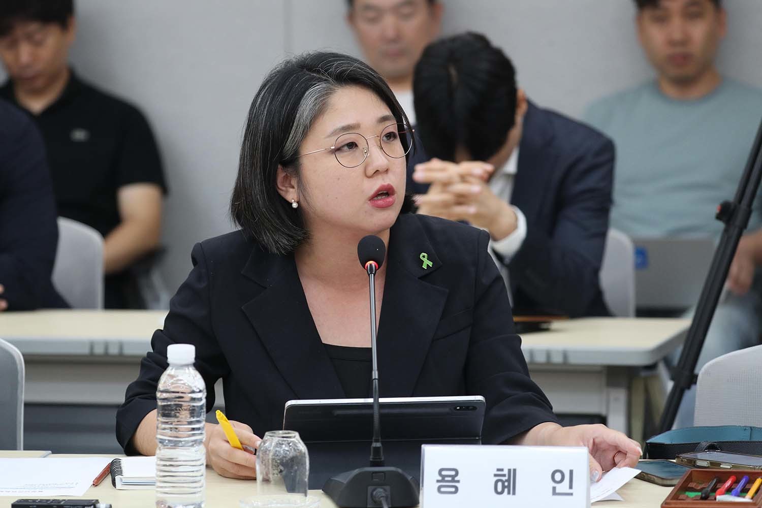 용혜인 성평등가족부 장관 후보자가 장관 임명 후에도 비례대표 국회의원직을 사퇴하지 않고 겸직하겠다는 입장을 내놓자 더불어민주당 내에서 당혹스러운 기류가 감돌고 있다. 2030 세대가 매우 민감하게 여기는 공정과 특권 문제를 재자극할 수 있다는 우려에서다. / 뉴스1