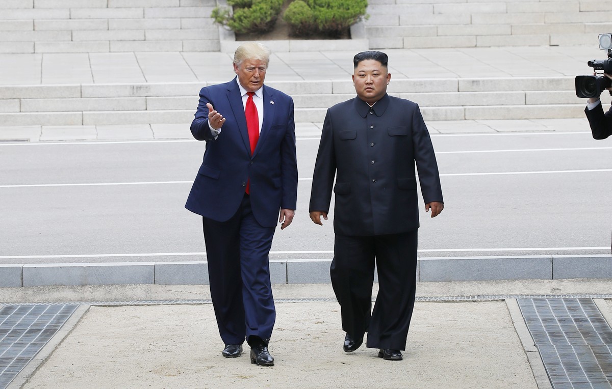 트럼프 미국 대통령과 김정은 북한 국무위원장 자료 사진. 백악관이 북한과의 전제조건 없는 대화에 열려있다는 입장을 재확인했다고 연합뉴스가 전했다. 백악관은 지난해부터 미국의 대북 정책에 변함이 없고 트럼프 대통령이 전제조건 없는 김정은 북한 국무위원장과의 대화에 열려있다는 입장을 거듭 밝히며 북한에 유화 메시지를 보냈다. 백악관 당국자는 1일(현지 시각) 북미 정상회담을 위한 준비가 진행되고 있느냐는 매체 질의에 '미국의 대북 정책은 변하지 않았다'라며 '도널드 트럼프 대통령은 어떤 전제조건 없이 김정은과 대화하는 데 여전히 열려 있다'라고 답했다. / 연합뉴스