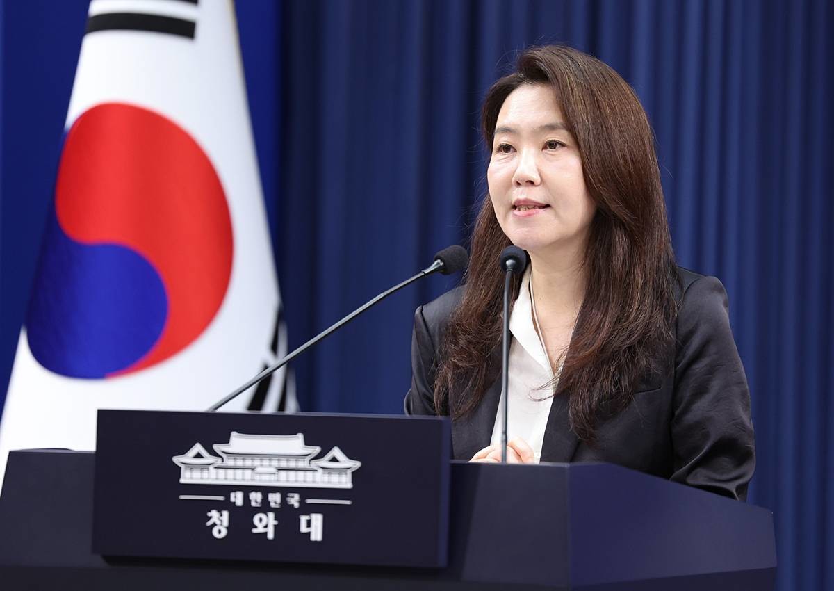 강유정 대변인이 전날 청와대 춘추관에서 김용범 정책실장 사의 관련 브리핑을 하고 있다 / 뉴스1