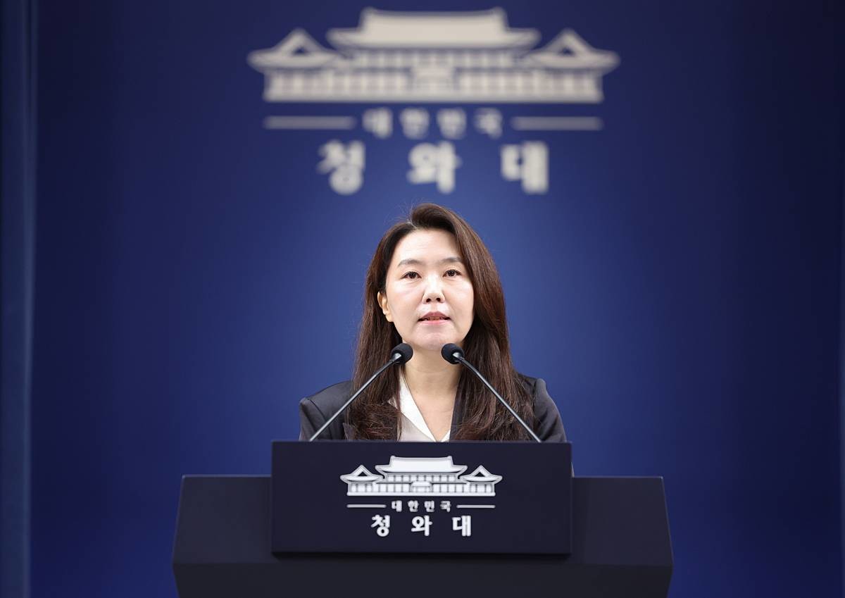 강유정 대변인이 전날 청와대 춘추관에서 김용범 정책실장 사의 관련 브리핑을 하고 있다 / 뉴스1