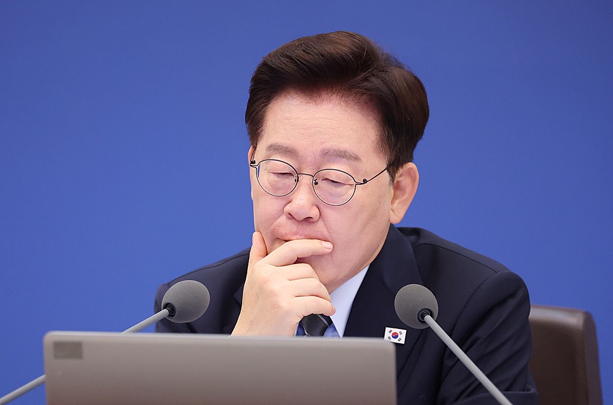 이재명 대통령이 청와대에서 열린 국무회의에서 자료를 보고 있다. 기사 이해를 돕기 위한 자료 사진. 이재명 대통령 국정수행에 대한 긍정 평가가 30%대 후반이라는 여론조사 결과가 나왔다. 폴리뉴스와 KNA25가 여론조사 전문기관 한길리서치에 의뢰해 지난달 30~31일 전국 만 18세 이상 남녀 1038명을 대상으로 실시한 8월 정기조사 결과를 지난 1일 밤 발표했다. 해당 여론조사 결과를 살펴보면 이재명 대통령 국정수행에 대해 '잘하고 있다'는 긍정 평가는 37.3%로 나타났다. '아주 잘하고 있다'는 28.4%, '다소 잘하고 있다'는 8.9%로 집계됐다. / 연합뉴스