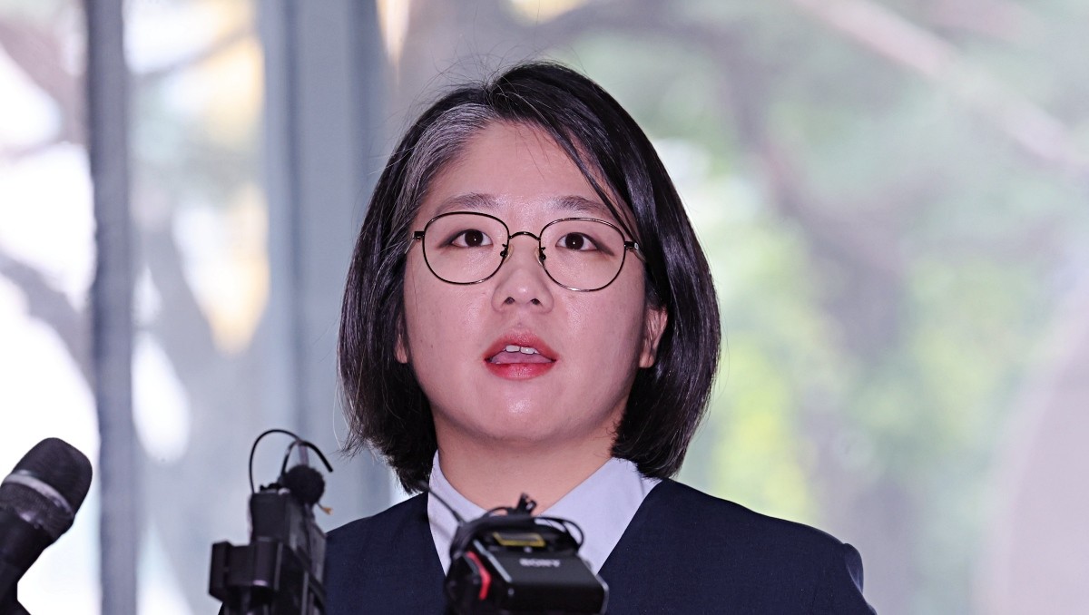 용혜인 성평등가족부 장관 후보자가 2일 오전 서울 서대문구 한국청소년활동진흥원에 마련된 인사청문회 준비사무실로 첫 출근한 뒤 취재진 질문에 답변하고 있는 모습 / 뉴스1
