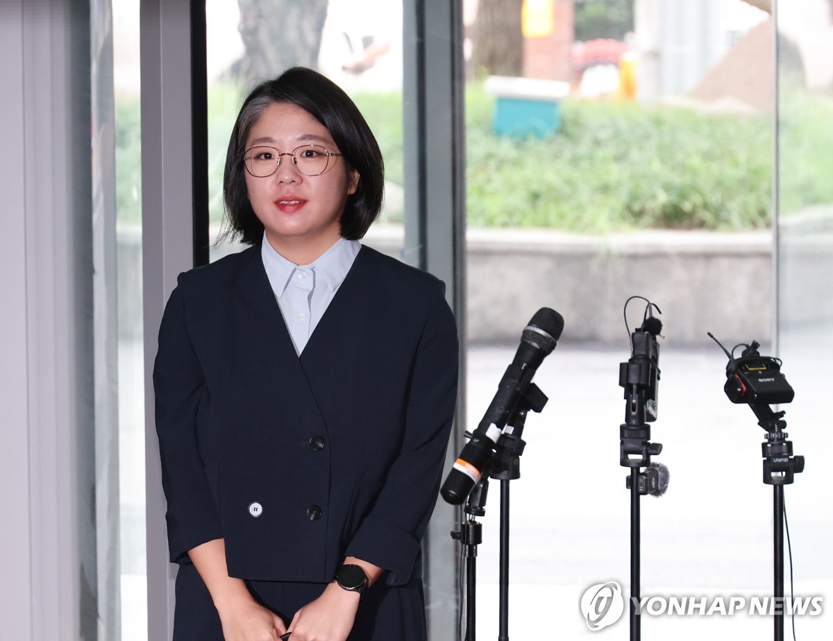 용혜인 성평등가족부 장관 후보자가 2일 서울 서대문구에 마련된 인사청문회 준비 사무실로 출근하며 취재진의 질문에 답하고 있다. / 연합뉴스