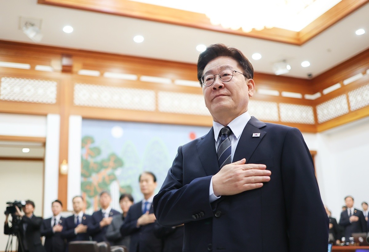이재명 대통령이 청와대에서 열린 국무회의에서 국민의례를 하고 있다. 기사 이해를 돕기 위한 자료 사진. 이재명 대통령 국정수행에 대한 긍정 평가가 30%대 후반이라는 여론조사 결과가 나왔다. 폴리뉴스와 KNA25가 여론조사 전문기관 한길리서치에 의뢰해 지난달 30~31일 전국 만 18세 이상 남녀 1038명을 대상으로 실시한 8월 정기조사 결과를 지난 1일 밤 발표했다. 해당 여론조사 결과를 살펴보면 이재명 대통령 국정수행에 대해 '잘하고 있다'는 긍정 평가는 37.3%로 나타났다. '아주 잘하고 있다'는 28.4%, '다소 잘하고 있다'는 8.9%로 집계됐다. / 뉴스1