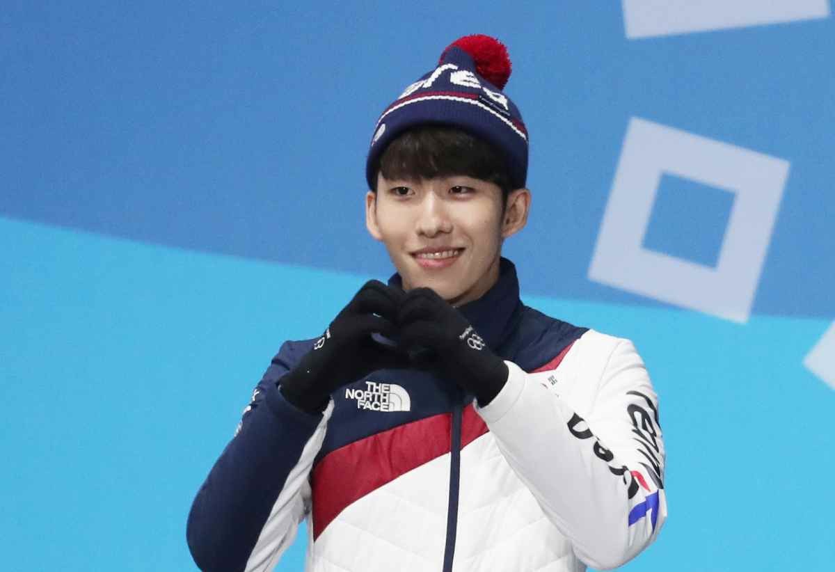 쇼트트랙 스피드 스피드 스케이팅 남자 500m 경기에서 동메달을 획득한 임효준이 2018년 강원도 평창군 메달플라자에서 열린 2018 평창동계올림픽 메달 세리머니에서 시상대에 오르며 세리머니를 하고 있다. / 뉴스1