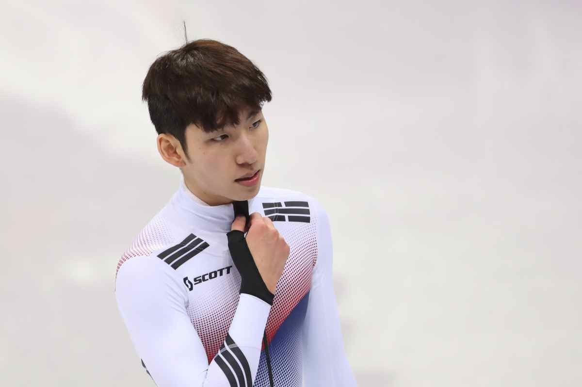 대한민국 임효준이 2018년 강원도 강릉 아이스아레나에서 열린 2018 평창동계올림픽 쇼트트랙 스피드 스케이팅 남자 5,000m 계주 결승 경기를 마친 뒤 아쉬워하고 있다. / 뉴스1