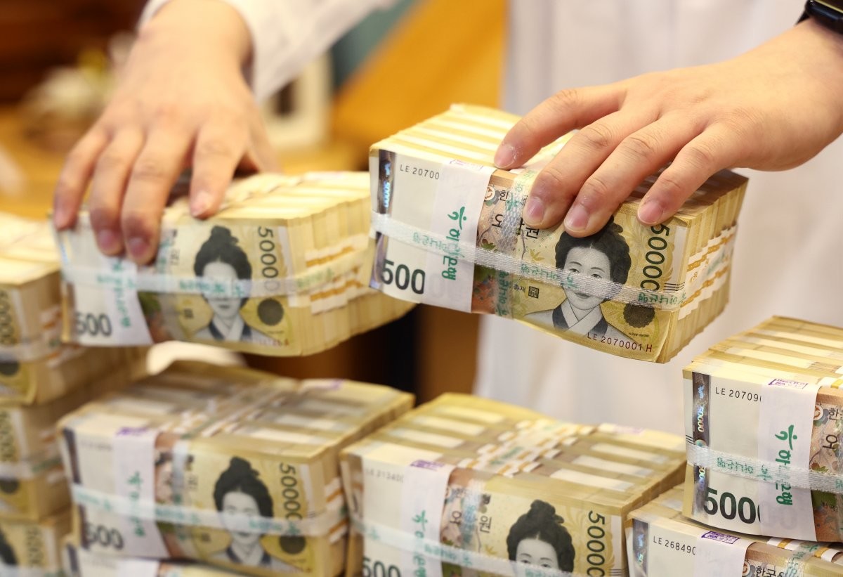 은행에서 정리되고 있는 5만원 권. / 뉴스1