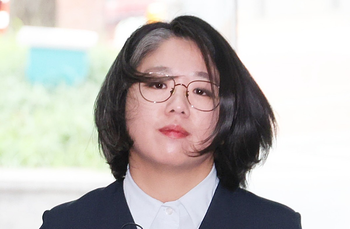 용혜인 성평등가족부 장관 후보자가 2일 서울 서대문구 한국청소년활동진흥원에 마련된 인사청문회 준비사무실로 첫 출근하며 취재진 질문에 답하고 있다. / 연합뉴스