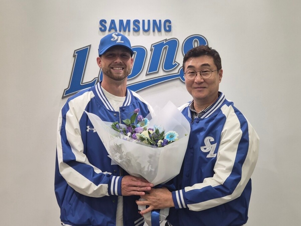 아리엘 후라도 대체 선수로 삼성 라이온즈 유니폼 잠시 입은 오스틴 보스. 보스와 이종열 단장. / 삼성 라이온즈 제공