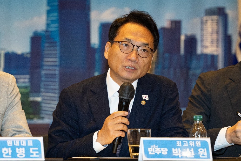 박선원 더불어민주당 최고위원이 28일 인천 영종구 인스파이어 엔터테인먼트 리조트에서 열린 최고위원회의에서 발언하고 있다. / 뉴스1