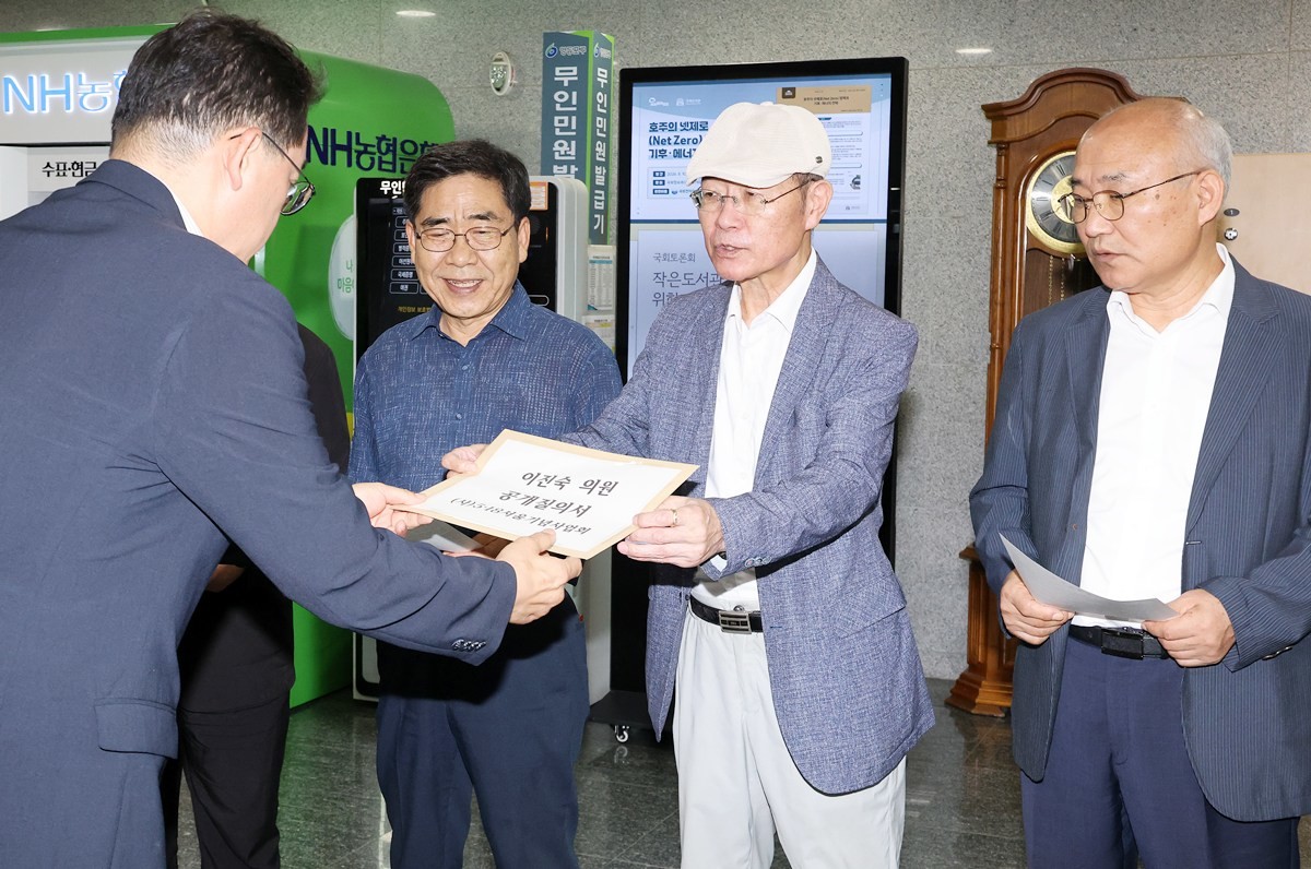 5·18서울기념사업회 회원들이 지난달 18일 국회 의원회관에서 국민의힘 이진숙 의원실 수석보좌관에게 공개 질의서를 전달하고 있다. 기사 이해를 돕기 위한 자료 사진. 5·18서울기념사업회와 80년해직언론인회 등 3개 단체는 오는 3일 오전 11시쯤 서울 여의도 국회의원관에서 기자회견을 연 뒤 이진숙 의원실을 방문해 공개질의서를 전달할 계획인 것으로 전해졌다. 이들 단체가 전달할 공개질의서에는 이진숙 의원이 공직 후보자 시절부터 왜곡된 역사관을 갖고 있었고 학술적 재조명을 명분으로 희생자와 유공자들을 모욕한 사실을 인정해 사과해야 한다는 요구가 담겼다. 이들 단체는 또 국민의힘 지도부가 포럼 취소를 요청했는데도 이를 강행한 데 대해 책임을 지고 사퇴해야 한다고 주장했다. / 연합뉴스